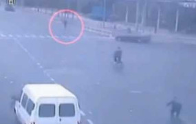 Clip: Ồ ạt lao ra đường 'hôi' tiền rơi