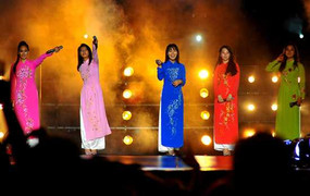 Sao Hàn mặc áo dài tất tả đi làm nhiệm vụ tại VN