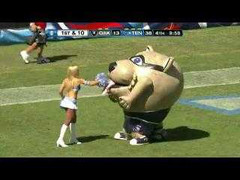 Linh vật nuốt chửng nữ vận động viên xinh đẹp