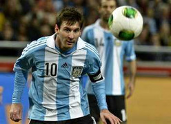 Thủ môn móc bóng phá hỏng siêu phẩm của Messi