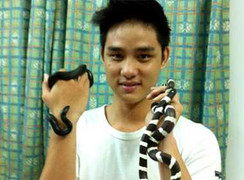 Teen mạo hiểm nuôi rắn làm thú cưng