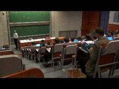 Sinh viên chơi trội, vác máy đánh chữ lên giảng đường