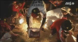 Dân Nhật Bản ném đậu nành cật lực đón năm mới