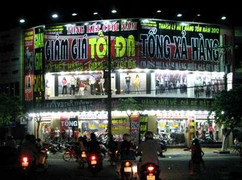 Cận Tết, săn hàng 'bán rẻ như cho'