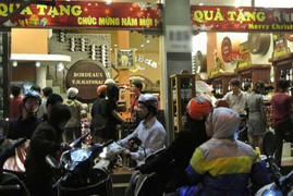 Dân Hà Nội đổ xô mua rượu ngoại 'khẳng định đẳng cấp'