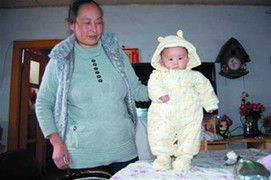 Kỳ lạ bé gái chỉ đứng, không biết ngồi