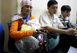 'Quan trọng gì Tết nữa, chỉ cầu mẹ con nó an toàn'