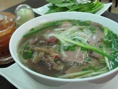 Bún phở, rửa xe, đánh giày tăng giá gấp đôi