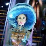 Khăn xếp quá khổ, người mẫu trông 'dị hợm'