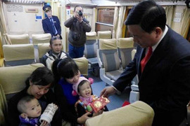 Bộ trưởng Thăng lì xì khách đi tàu