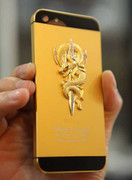Rắn hổ chúa vàng trên iPhone5 giá 113 triệu đồng