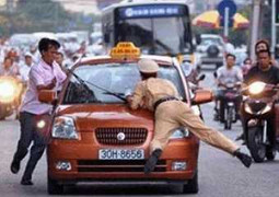 Biến tướng hành vi chống người thi hành công vụ