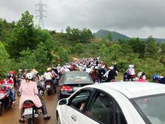 Dân đổ xô đi viếng mộ, đường vào nghĩa trang kẹt cứng