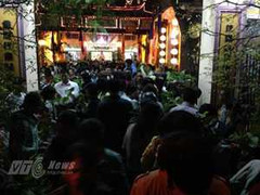 Ảnh: Người dân nô nức đi chùa sau giao thừa