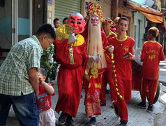 Kỳ lạ những gia chủ đóng kín cửa chạy trốn 'Thần Tài'