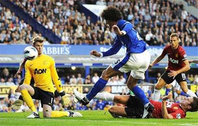 Góc MU: Hóa giải 'Đầu xù', đợi chiến Ronaldo