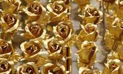 Quà độc Valentine: Hoa hồng dát vàng 600.000 đồng/bông