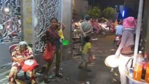 Ăn xin, sư giả, sách tử vi ‘bao vây’ sân chùa