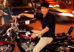 Mạc Hồng Quân cưỡi xe khủng đi chơi Tết