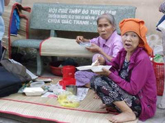 Rớt nước mắt Tết của người 'ăn dầm, ở dề' bệnh viện