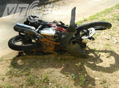 Xe máy đối đầu xe tải bốc cháy ngùn ngụt