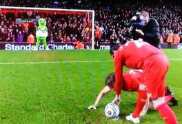 Bịt mắt sút bóng, Fowler đá trúng mặt đồng đội