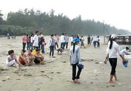 Tắm biển ngày Tết, 3 nữ sinh chết đuối
