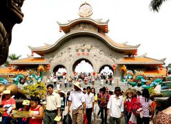 Dân Sài thành 'nhễ nhại' du xuân