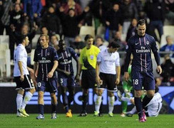 Xem Ibra 'nổi hứng' trổ tài võ nghệ và dính thẻ đỏ