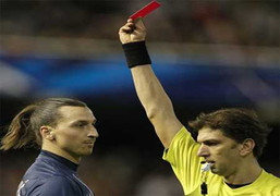 Ibra lĩnh thẻ đỏ, PSG vẫn đánh sập Valencia