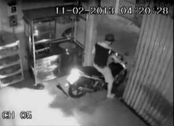 Video: Táo tợn phá khóa vào nhà trộm xe ngày Tết