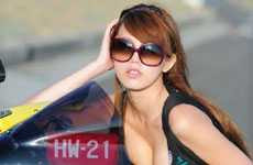 Hot girl khoe môi cong kiêu kỳ trên môtô