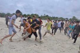 Xem hàng trăm thanh niên trai tráng cướp một quả cù