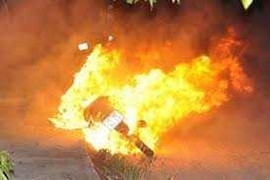 Côn đồ hỗn chiến, đốt xe môtô lúc nửa đêm