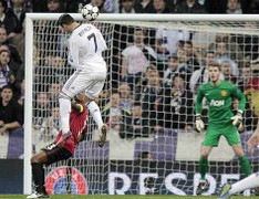 Ai chơi đầu xuất chúng hơn Ronaldo?