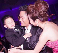 Chồng mới đưa Jennifer Phạm về Mỹ đón Valentine