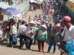 Cận cảnh 'chèo kéo' khách ở miếu Bà Chúa Xứ