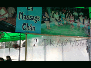 Dịch vụ massage 'cá bác sĩ' hút khách hội hoa xuân