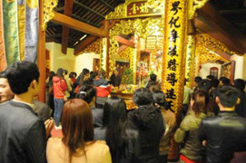 Chùa Hương khai hội, ngàn người đội mưa hành lễ