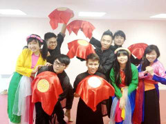 Du học sinh kể chuyện dạy bạn ngoại quốc gói bánh chưng