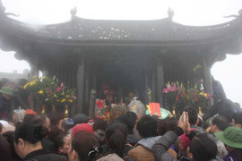 Ngàn người chen chân dâng lễ chùa Đồng, Yên Tử