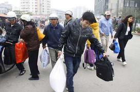 Vật vã, phờ phạc trở về thành phố