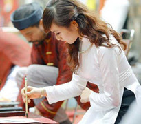 'Bà đồ' ở Văn Miếu xinh như hot girl