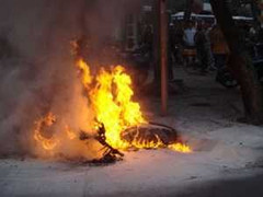 Gần 40 trai làng truy sát người không thành, đốt xe