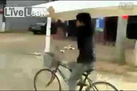 Clip: Đi xe đạp phong cách 'gây choáng'