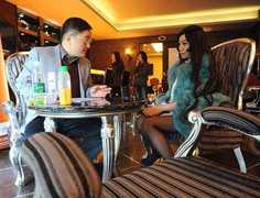 Mỹ nữ tiêu chuẩn nào khiến tỷ phú bỏ 10 tỷ kết bạn?