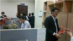 Đầu năm, công sở tràn ngập lời chúc và lì xì