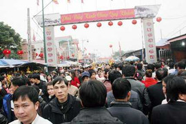 Video: Chen lấn 'mua may bán rủi' ở chợ Viềng