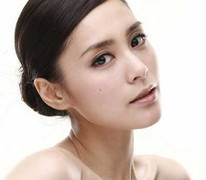 Lộ ảnh Chung Hân Đồng và người tình đến Việt Nam