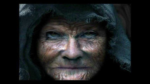 Bà cụ già nua biến thành Angelina Jolie trong 3 phút